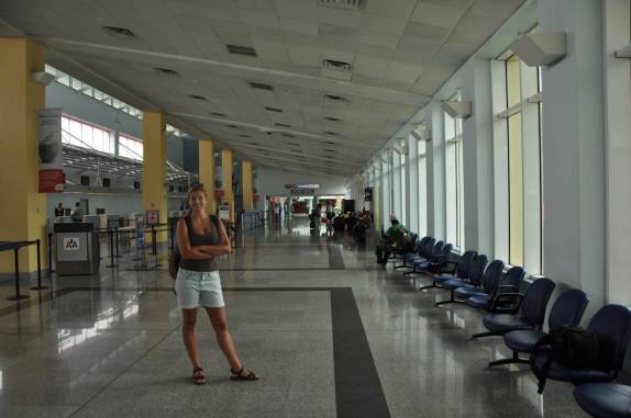 Esperando no aeroporto de Trinidad para o embarque para Sint Maarten